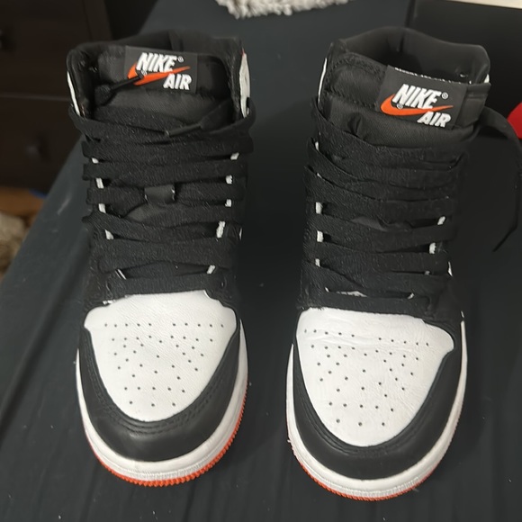 AIR JORDAN 1
RETRO HIGH OG GS size 4Y 
Wore once - Picture 3 of 4